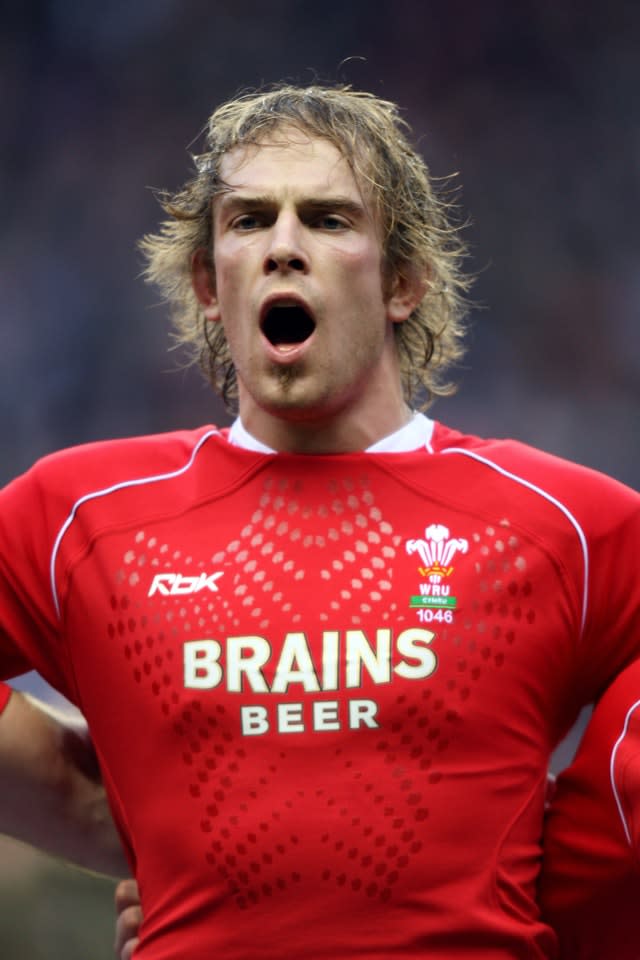 Alun Wyn Jones sings the national anthem