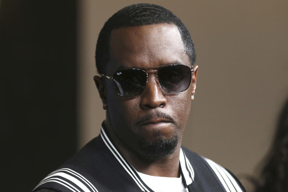 ARCHIVO - Sean "Diddy" Combs llega al estreno en Los Ángeles de "The Four: Battle For Stardom" en el CBS Radford Studio Center en Los Ángeles el 30 de mayo de 2018. El abogado de Combs dijo el martes 26 de marzo de 2024 que los registros a sus propiedades en Los Ángeles y Miami por parte de las autoridades federales en una investigación de tráfico sexual fueron "un uso flagrante de la fuerza a nivel militar" y que Combs es "inocente y continuará luchando" para limpiar su reputación. (Foto Willy Sanjuan/Invision/AP, archivo)