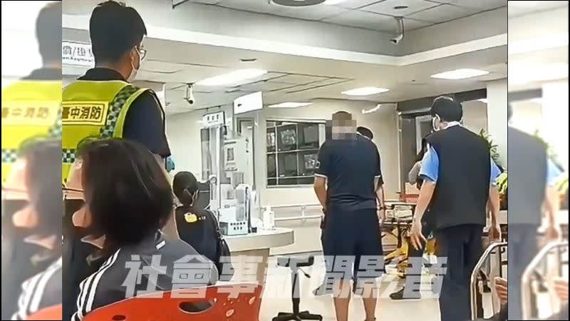 台中酒空男大鬧派出所遭上銬逮捕，戒護送醫竟在醫院櫃檯當尿尿小童。(圖/翻攝社會事新聞影音)