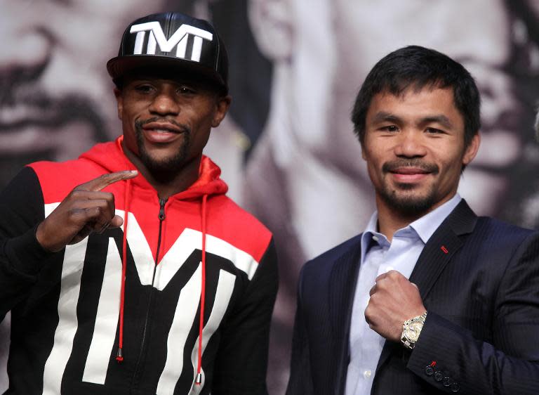 Mayweather (E) e Pacquiao (D) posam no MGM Grand Hotel & Casino, onde será realizada a luta de sábado. Foto tirada no dia 29 de maio, em Las Vegas