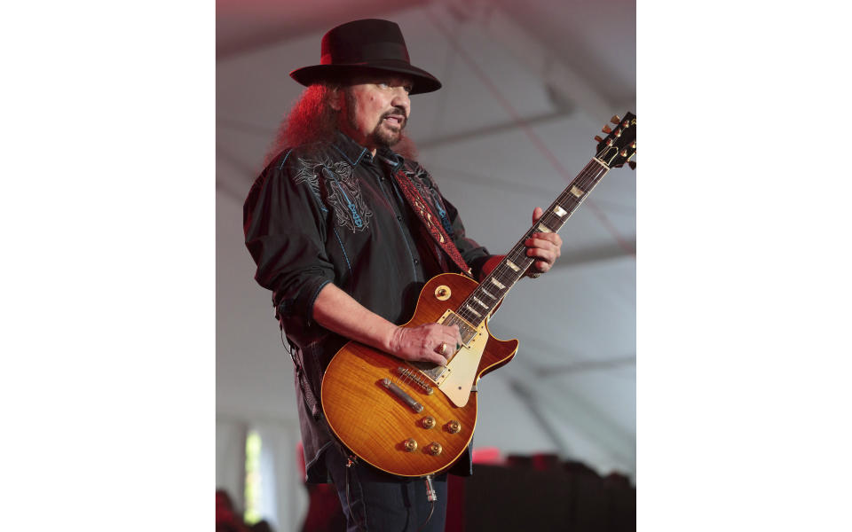 ARCHIVO - Gary Rossington, de la banda Lynyrd Skynyrd, actúa el primer día del Festival Country Big Barrell de 2015 en The Woodlands, el viernes 26 de junio de 2015 en Dover. Rossington, último miembro original sobreviviente del grupo y que ayudó a fundar Lynyrd Skynyrd, murio el domingo 5 de marzo de 2023, a los 71 años. (Foto de Owen Sweeney/Invision/AP, Archivo)