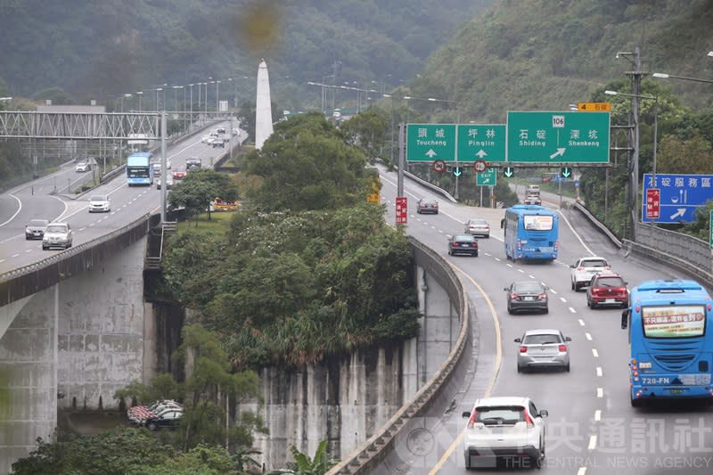 中秋連假國5北上車多 19、20日估塞車到深夜。（檔案照）