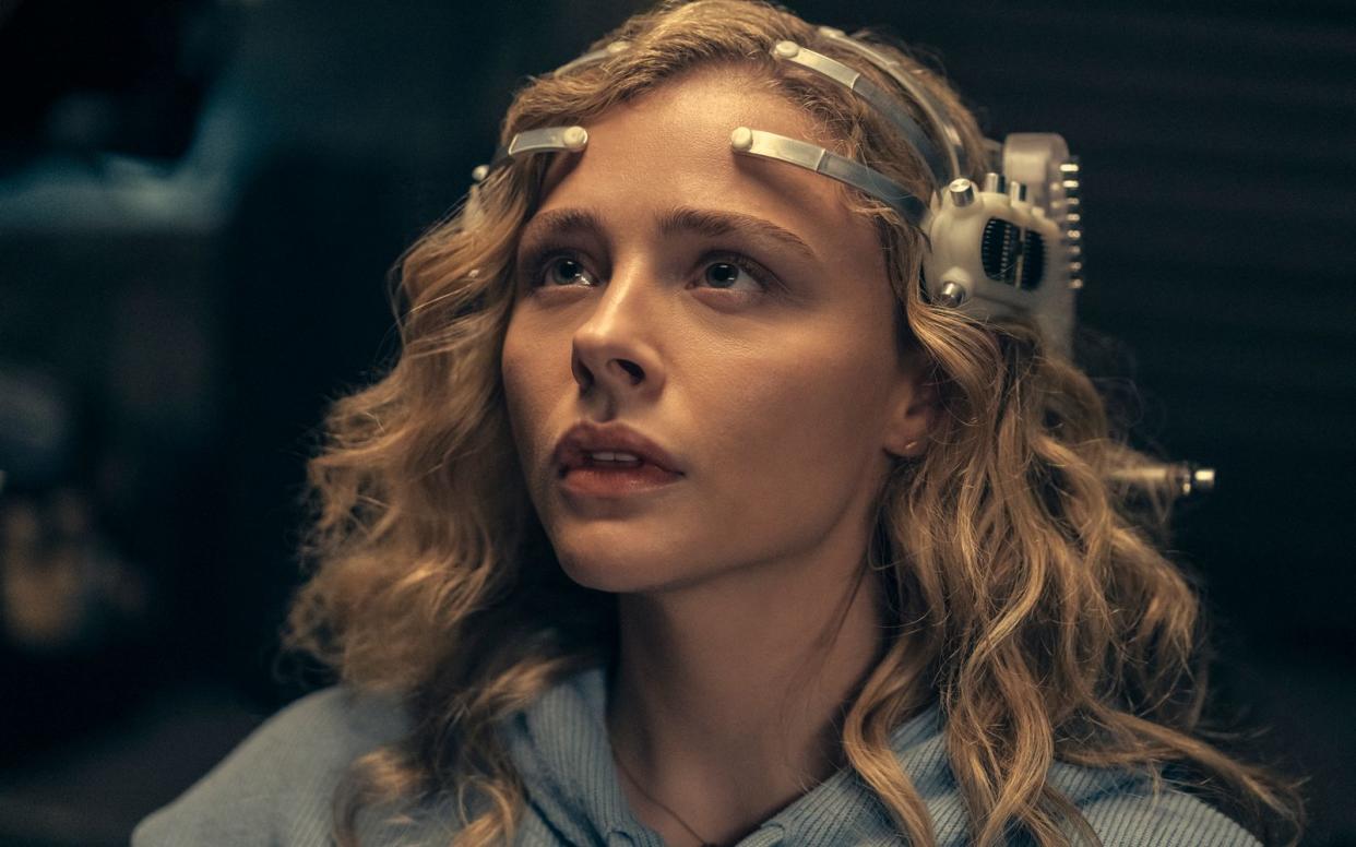 In der neuen Amazon Prime-Serie "Peripherie" dreht sich alles um die junge Flynne Fisher (Chloë Grace Moretz), die durch ein virtuelles Headset das futuristische London betritt. Doch schnell stellt sie fest, dass es sich dabei um die Realität der Zukunft handelt. (Bild: Amazon Studios)