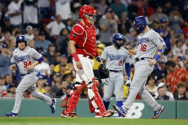 Los Angeles Dodgers' Freddie Freeman says ovation in home debut