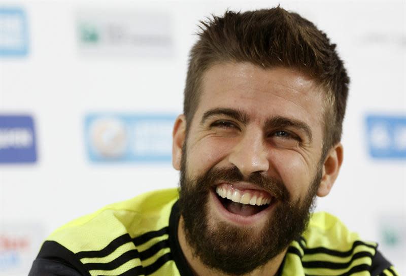 GRA234. LUXEMBURGO, 11/10/2014.- El central de la selección española Gerard Piqué, durante la rueda de prensa que ofreció antes del entrenamiento de esta tarde en el estadio Josy Barthel, para preparar el partido de la fase de clasificación a la Eurocopa 2016, que disputarán mañana contra la selección de Luxemburgo en el mismo escenario. EFE/Chema Moya