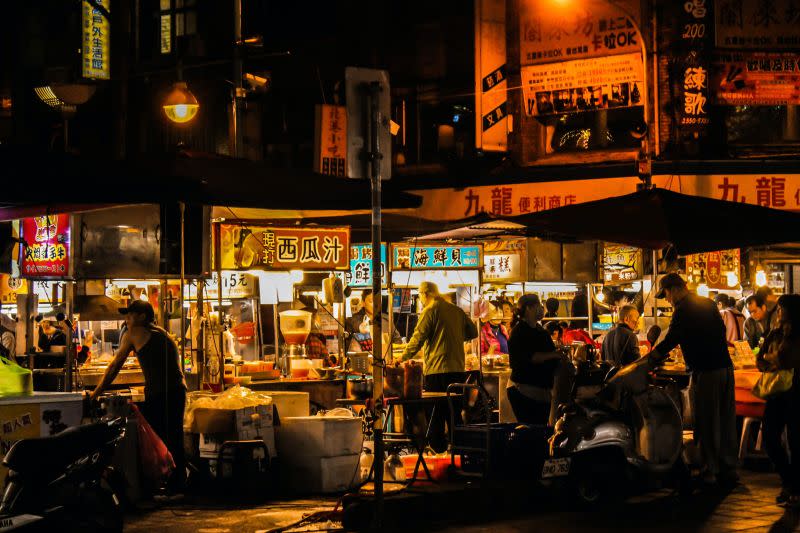 ▲台灣獨特的夜市文化深獲民眾喜愛，不但有各種美食能吃，還有許多娛樂攤販能讓一家大小同樂。（示意圖／取自unsplash）