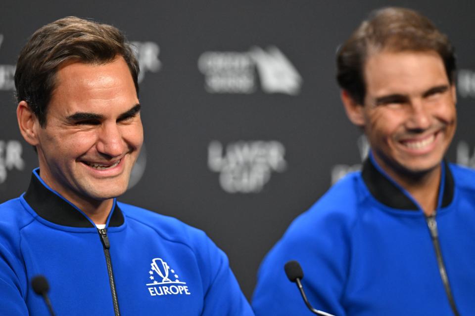 Los tenistas Roger Federer y Rafa Nadal durante la conferencia de prensa de la Laver Cup 2022, en Londres, no paraban de sonreír. (Photo by Glyn KIRK / AFP)