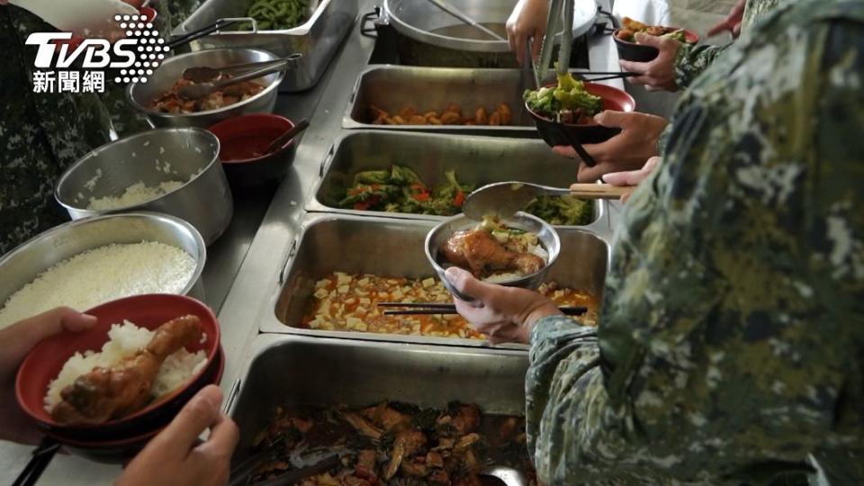 部隊膳食也隨著國軍現行標準，同樣可見四菜一湯。（圖／TVBS）