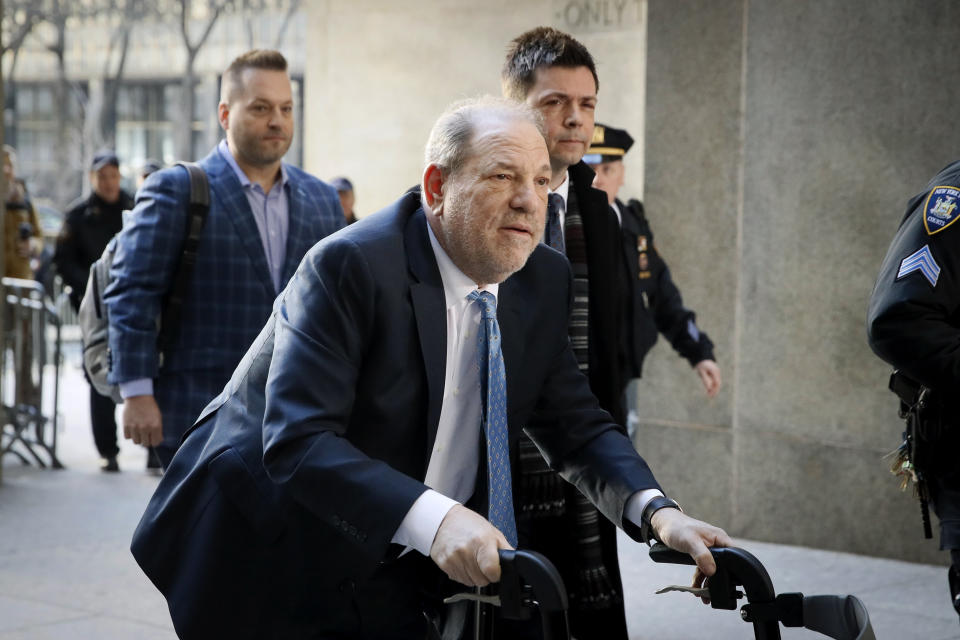 Harvey Weinstein llega a un tribunal en Manhattan el lunes 24 de febrero del 2020 en Nueva York, poco antes de ser declarado culpable de dos cargos en su juicio por abuso sexual y violación. (AP Foto/John Minchillo)