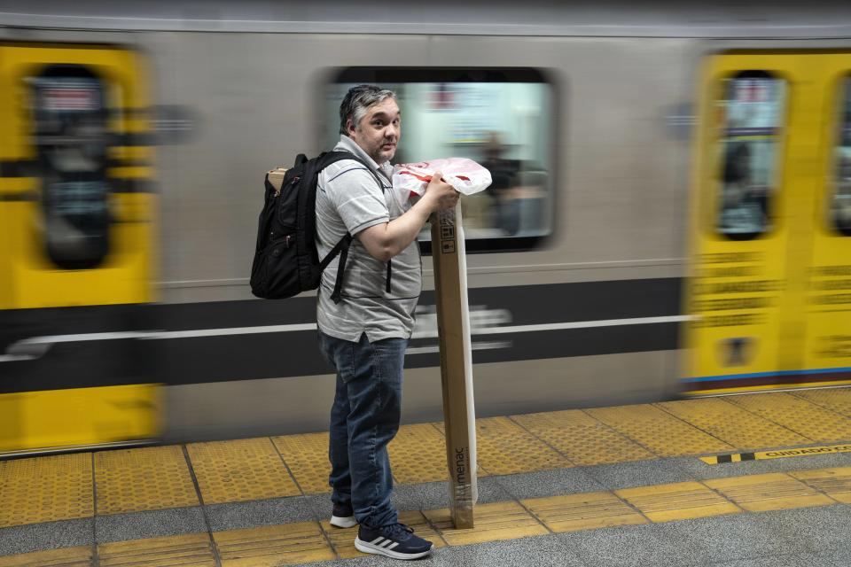 El trabajador Sebastián Luna espera para tomar el metro en una estación de Buenos Aires, Argentina, el miércoles 13 de diciembre de 2023. El gobierno argentino eliminó subsidios al transporte y energía y devaluó el peso a más de la mitad, de 400 a 800 pesos por dólar, como parte de las medidas de ajuste que el nuevo presidente, Javier Milei, defiende ante las urgencias económicas del país. (AP Foto/Rodrigo Abd)