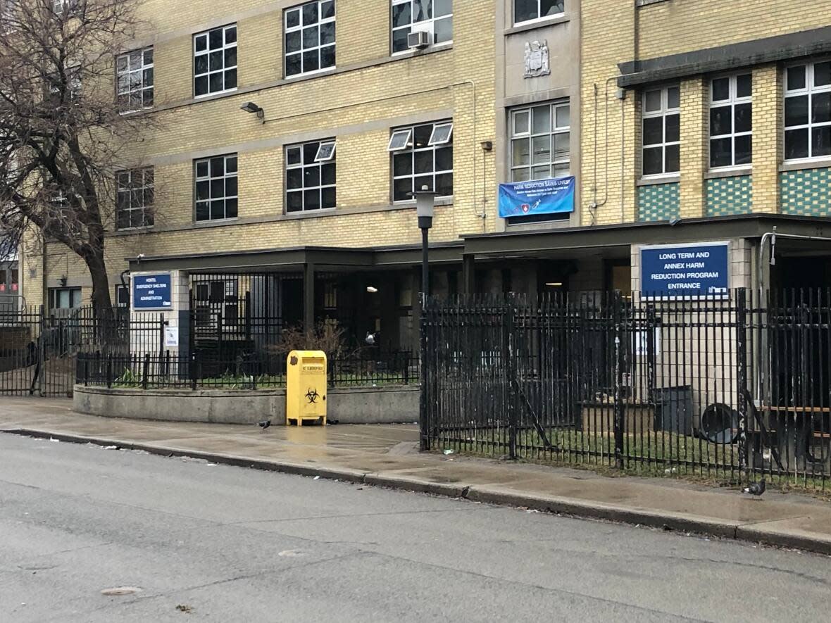 A resident of this homeless shelter tested positive for COVID-19 and died recently, the city has confirmed. Seaton House is Toronto's largest shelter. (Robert Krbavac/CBC - image credit)