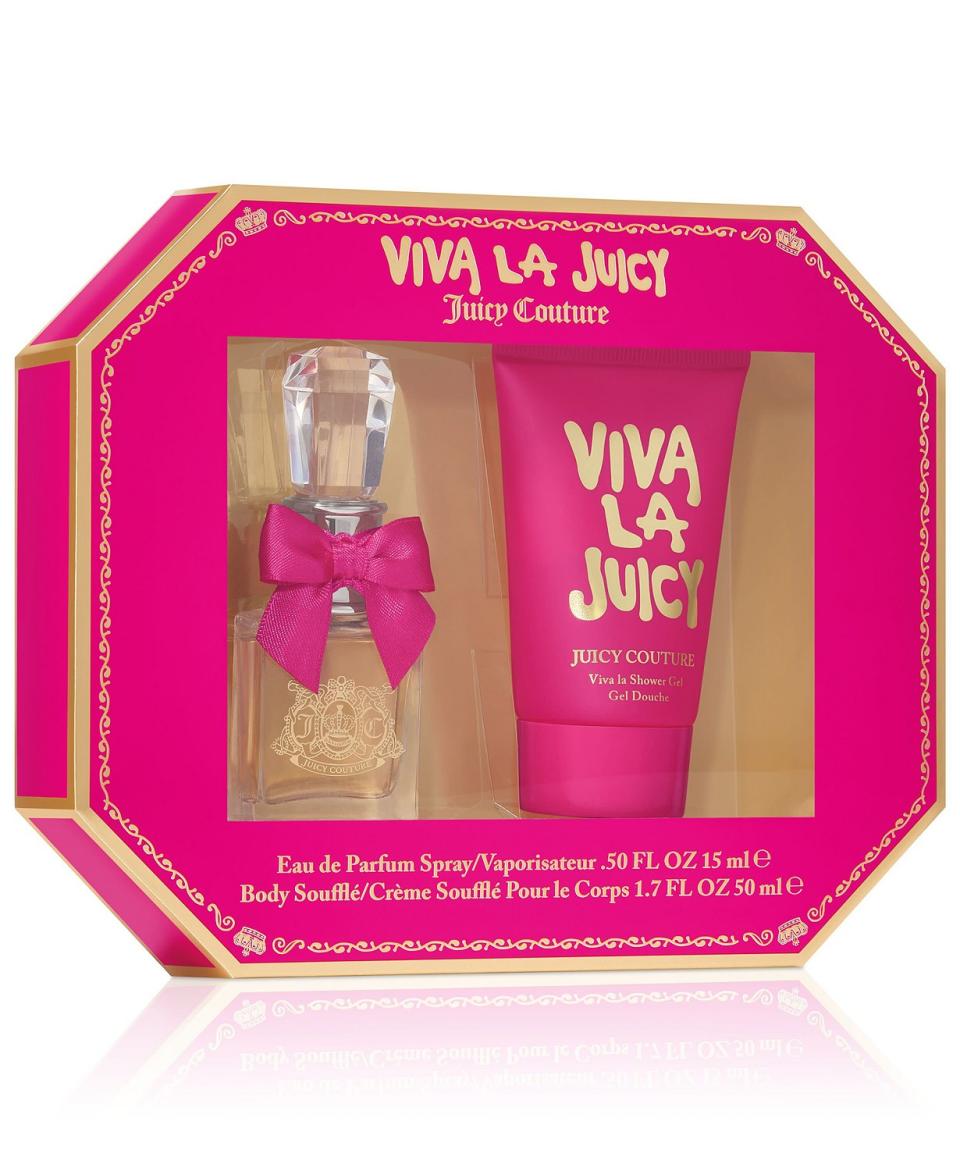 <p>El perfume de mujer que combina notas de bayas silvestres, vainilla cremosa y jazmín. El mini set también viene con una crema para el cuerpo y tiene un 28% de descuento. Viva la Juicy 2-Pc. Fragrance Gift Set, de Juicy Couture. </p>