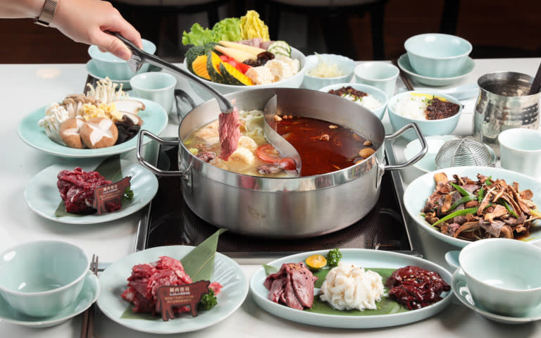 圖說：「雙人台灣溫體牛火鍋套餐」可選擇一鍋雙吃的鴛鴦鍋底，白湯鮮甜、紅湯溫潤不燥。（2,680元，圖中綜合菜盤、菇盤與牛燥飯需另計價，圖／林士傑攝）