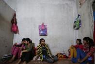 Trabajadoras hacen una pausa para comer en su apartamento, situado junto a la fábrica. (Reuters/Damir Sagolj).