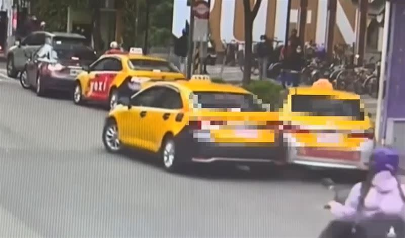爆衝的計程車先往前再往後連撞另2輛計程車。（圖／翻攝畫面）