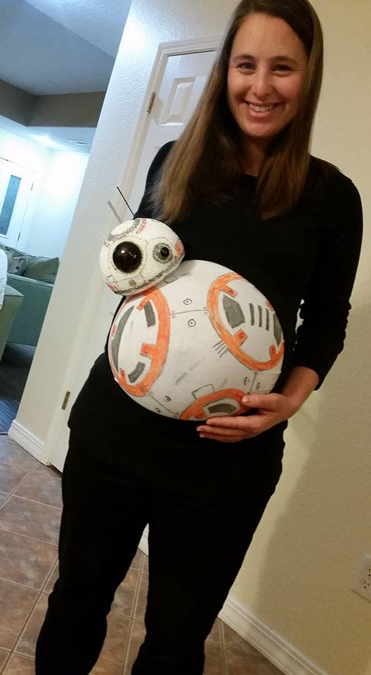 “Star Wars”, die Zweite. Auch diese Schwangere verwandelt ihr Babybäuchlein in ein Stück Weltraumsaga. Sie trägt den Droid BB-8 aus “Das Erwachen der Macht” spazieren. (Bild-Copyright: imgur/jmsmith7)