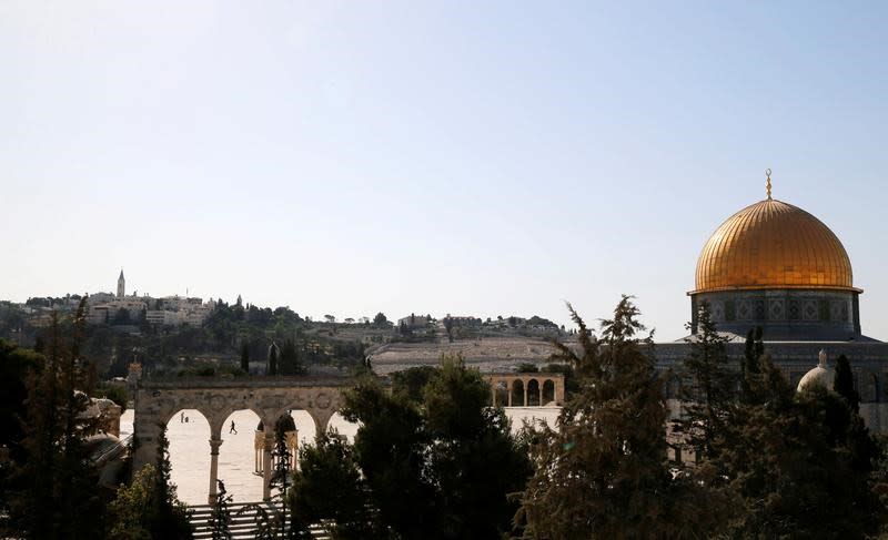 Trois assaillants ont ouvert le feu vendredi matin dans la Vieille ville de Jérusalem, blessant trois Israéliens, dont deux dans un état critique, avant d'être eux-mêmes abattus par les forces de sécurité israéliennes. /Photo prise le 14 juillet 2017/REUTERS/Ammar Awad