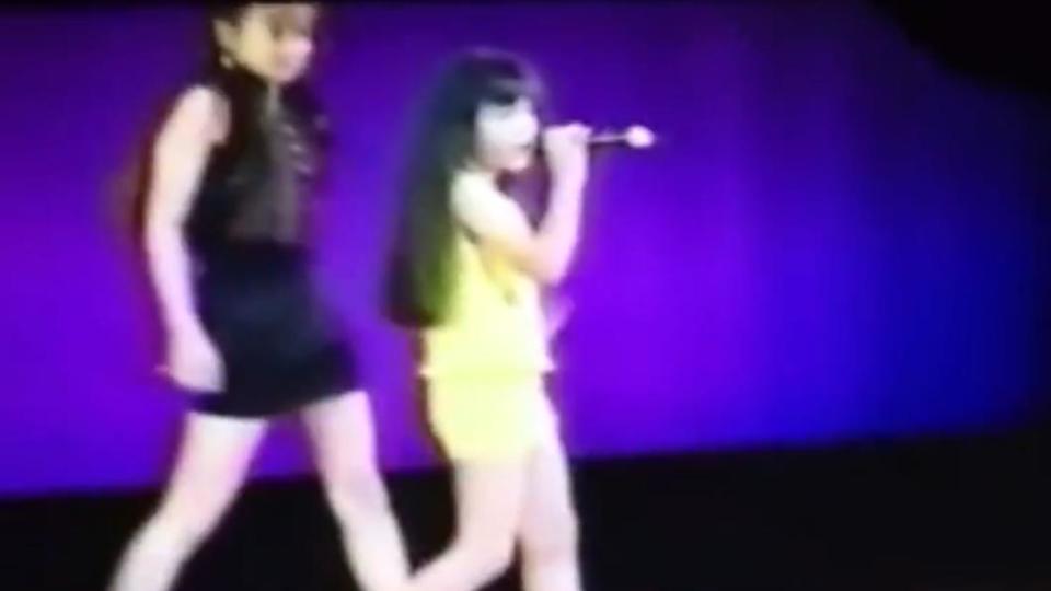 愛紗12歲在沖繩演藝學校唱跳，身旁舞伴是安室奈美惠。（圖／翻攝自芒果TV）