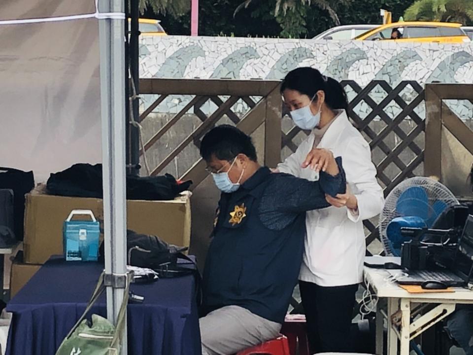 花蓮慈院中醫師蘇三華幫助刑警人員舒展緊張的身體。