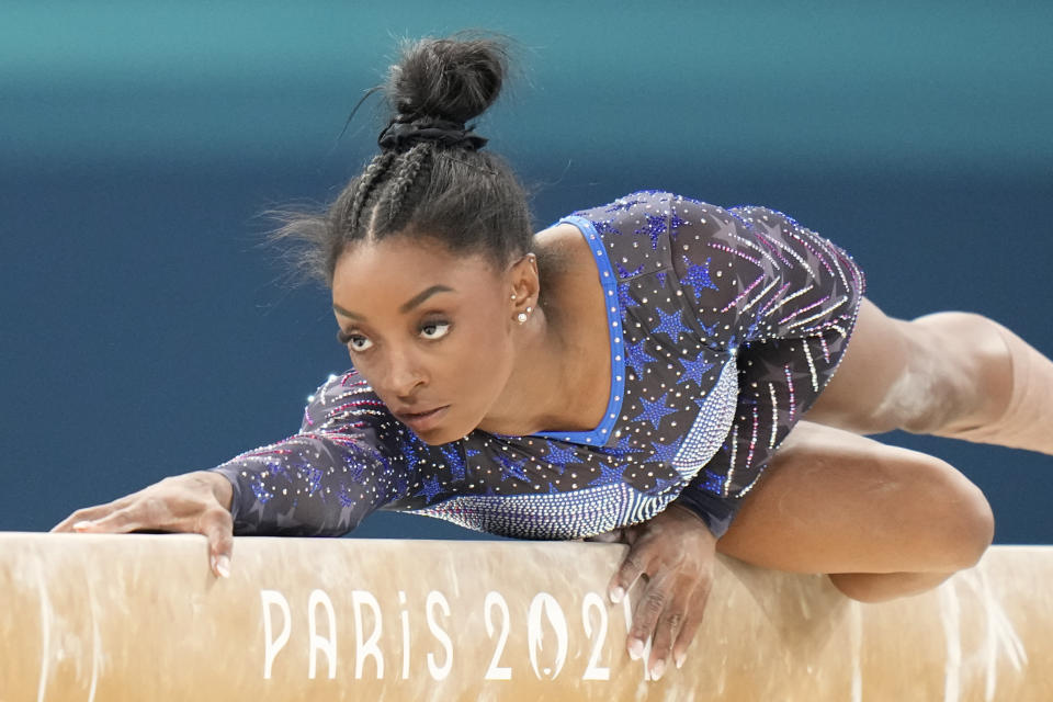 Status Simone Biles berkompetisi dalam pertandingan keseimbangan selama final all-around femenino de la gimnasia artística de los Juegos Olímpicos de París, el jueves 1 Agustus 2024. (AP Foto/Natacha Pisarenko)