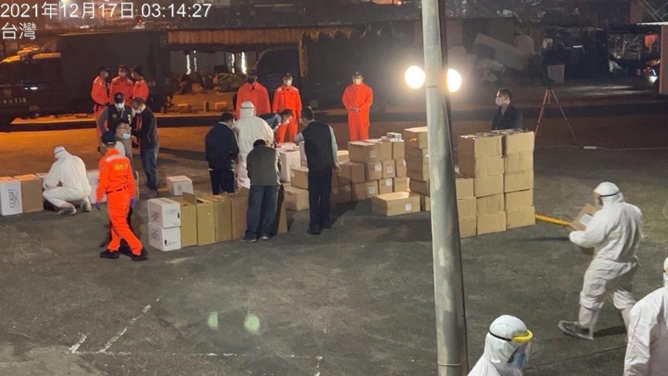 高雄蚵子寮漁船走私香菸509箱 市值逾2000萬元。（海巡署提供）
