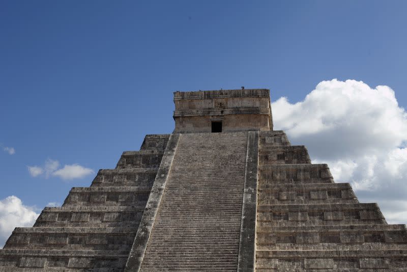 Foto de archivo. La pirámide de Kukulkán se ve en la zona arqueológica de Chichén Itzá en el estado de Yucatán