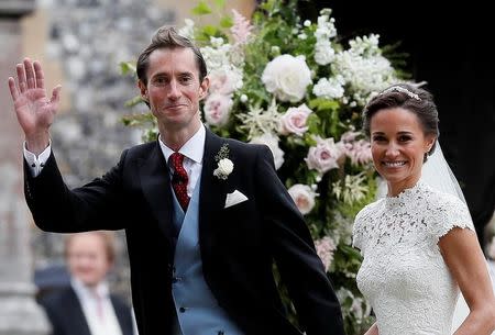 Pippa Middleton y su nuevo marido James Matthews sonríen después de su ceremonia de boda en la Iglesia de San Marcos en Englefield, Londres, Inglaterra. 20 de mayo 2017. Pippa Middleton, la hermana menor de Catalina, duquesa de Cambridge, contrajo matrimonio en una pequeña iglesia del área rural inglesa el sábado, rodeada de miembros de la realeza y celebridades. REUTERS/Kirsty Wigglesworth/Pool - RTX36PR6