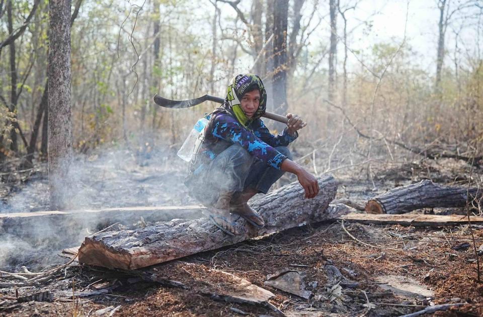 Ein Mitglied der Waldpatrouille im Wald von Kambodscha. Er und seine Männer spüren illegale Holzfäller auf. Das sieht die Holz-Mafia aber nicht gerne ... (Bild: Radio Bremen / Johannes Musial)