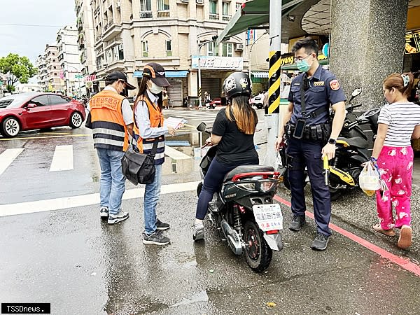 高市所配合高市府警察局針對未掛牌及違規改裝車輛於熱點區域及時段，加強攔查取締及宣導。( 圖：高市所提供 )