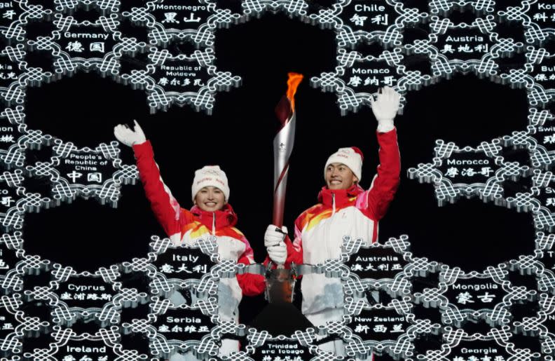 滑雪選手新疆少女依拉木江(左)和趙嘉文(右)擔任最後一棒火炬手。   圖：翻攝自搜狐