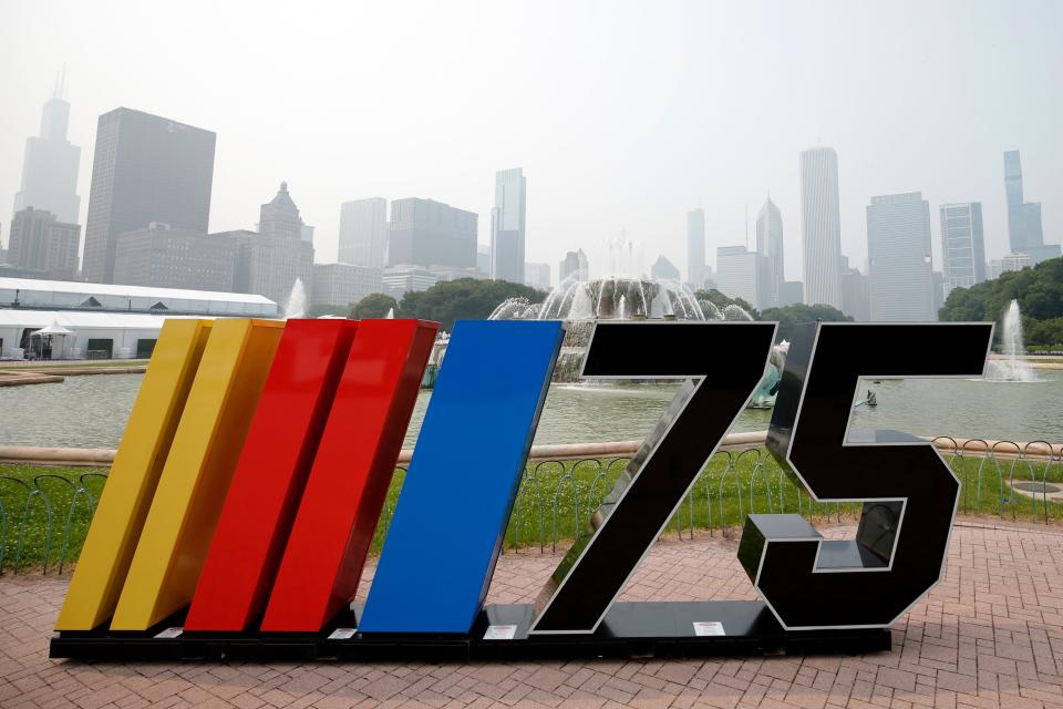 El logotipo de NASCAR de 2023, con parte del famoso horizonte de Chicago de fondo.
