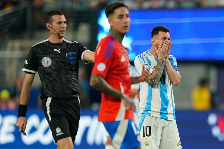 Lionel Messi gesticula en Chile vs. Argentina, por la Copa América 2024 en el MetLife Stadium de New Jersey