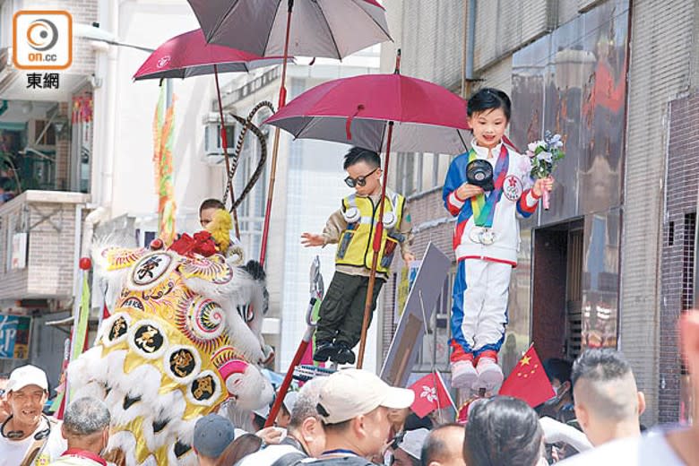 小朋友穿上得獎運動裝，化身成「小何詩蓓」.