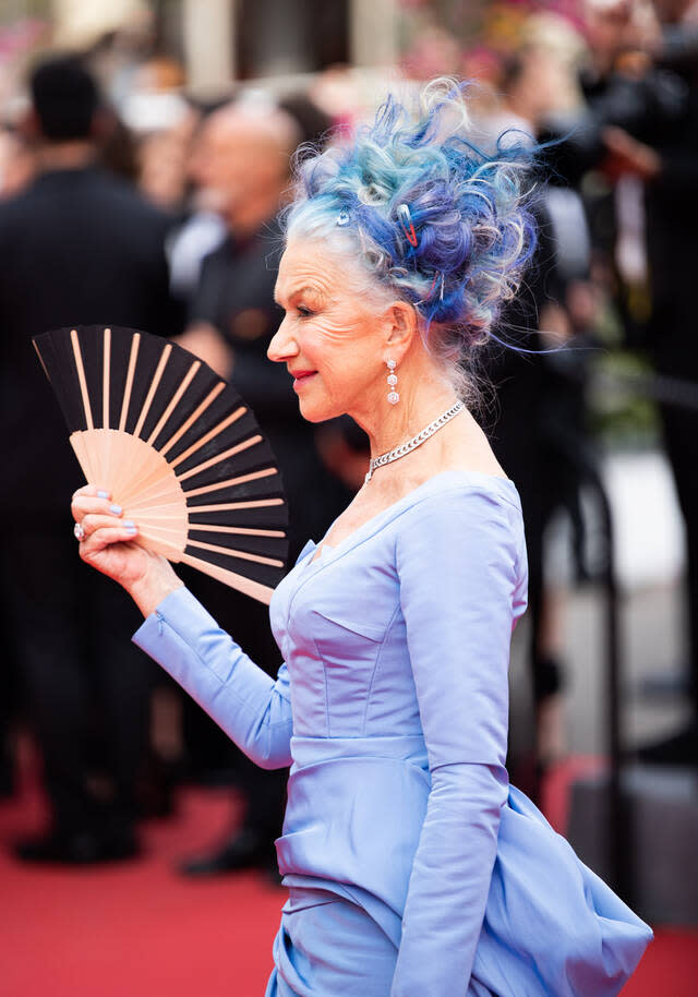 Helen Mirren erschien zur Premiere von 'Jeanne de Barry' ganz in Blau: Passend zu ihrem hautengen Satinkleid von Del Core hatte sich die Britin die Haare blau färben lassen.