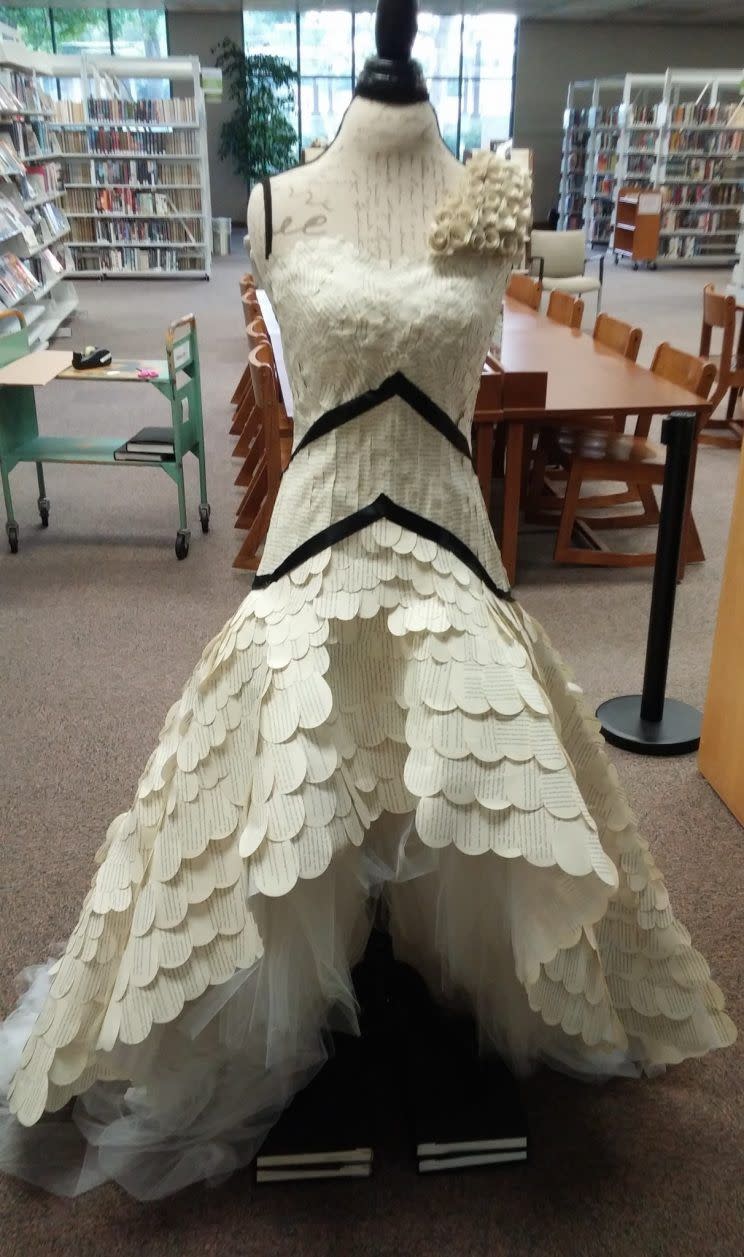 Une employée de bibliothèque a créé cette robe à l’aide de livres. (Photo : Tami Troutt)