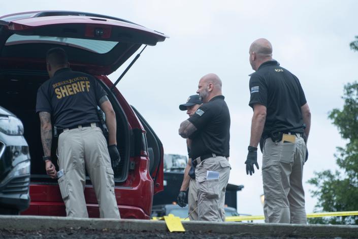 Le bureau du procureur du comté de Bergen enquête sur une fusillade au cours de laquelle deux personnes ont été blessées à City Place sur la promenade à Edgewater, NJ, le mercredi 22 juin 2022. 