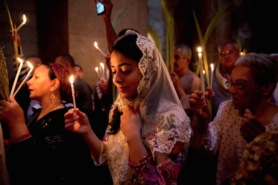 Christen tragen bei der Messe zum Palmsonntag in der Grabeskirche in der Jerusalemer Altstadt Kerzen. Laut Überlieferung soll die Kirche dort erbaut worden sein, wo Jesus gekreuzigt und begraben wurde. (Bild: Ariel Schalit/AP)