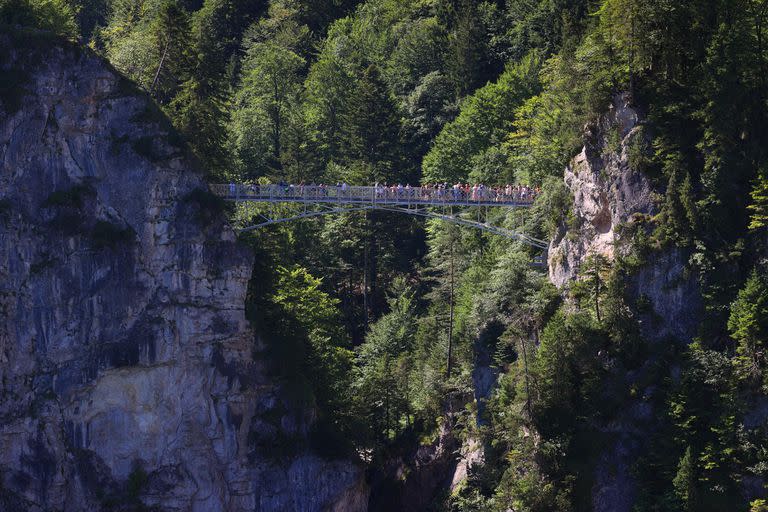 Turistas en el puente Marienbruecke, desde donde se ve el castillo de Neuschwanstein