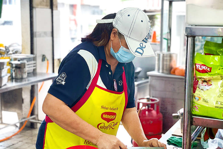 Lily Chang preparing the toppings for Penang prawn mee.