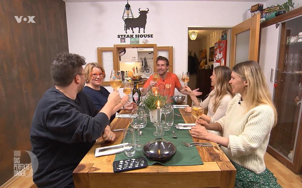 Schon beim Aperitif ist die Stimmung locker und gelöst, von links: Philipp, Ina, Gastgeber Michael, Cheryl und Jessi.
 (Bild: RTL)