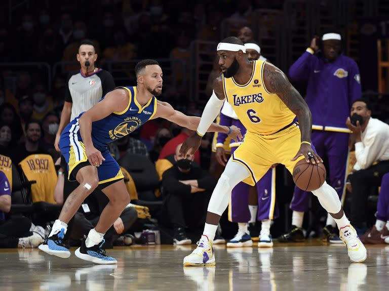 LeBron James contra Stephen Curry en la noche que los Warriors golpearon a los Lakers