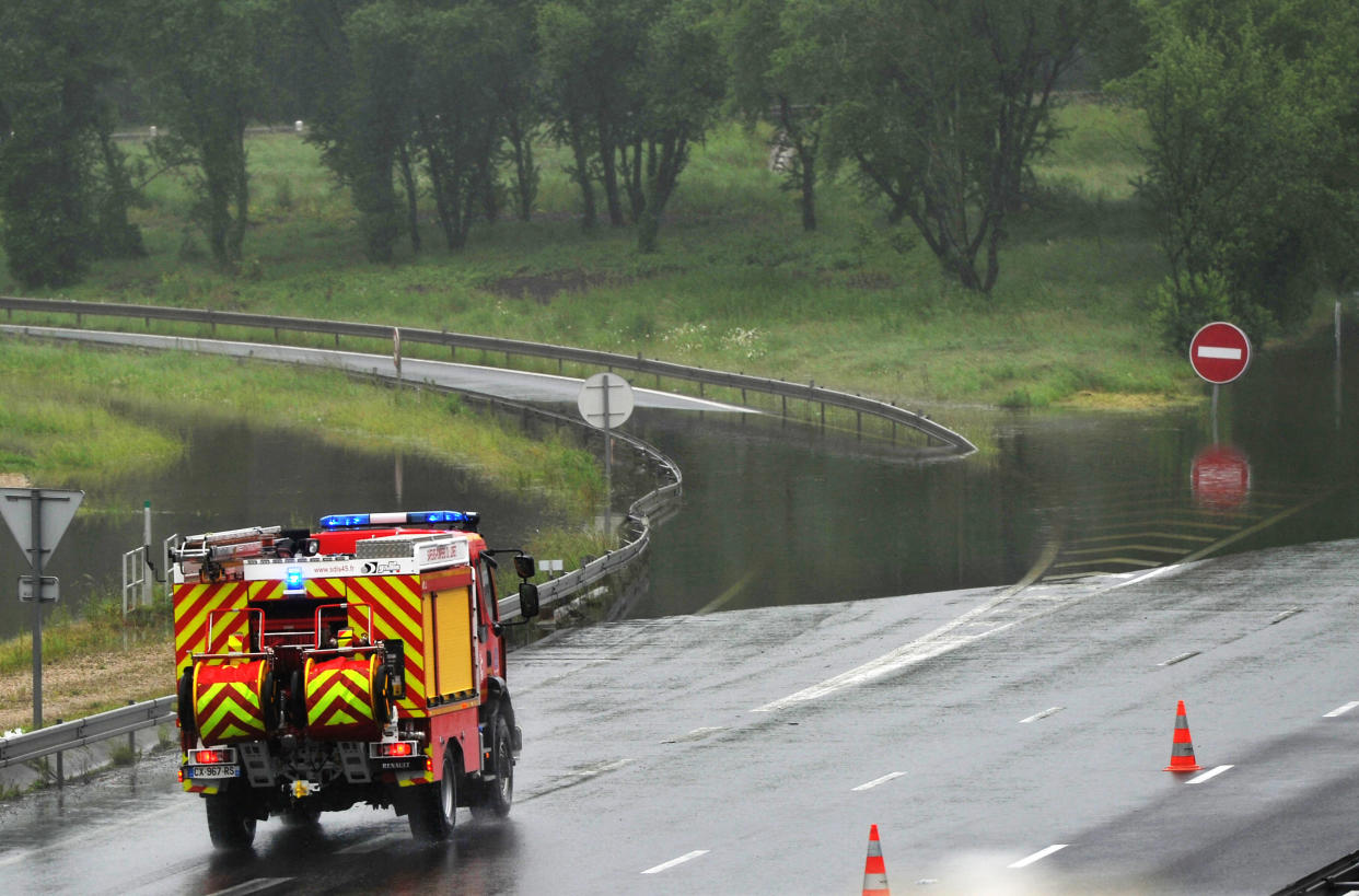 Un camion de pompier sur l’autoroute A10 en temps de pluie (image d’illustration).