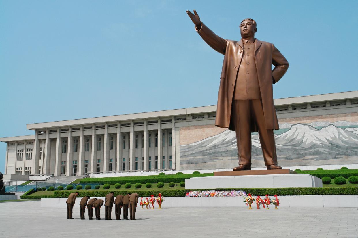 soldiers paying respect to Kim Il-Sung, Pyongyang, North Korea