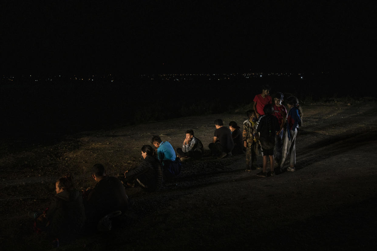 Niños esperan al proceso de tramitación de la Patrulla Fronteriza en Roma, Texas, el 5 de mayo de 2022. (Kirsten Luce/The New York Times)