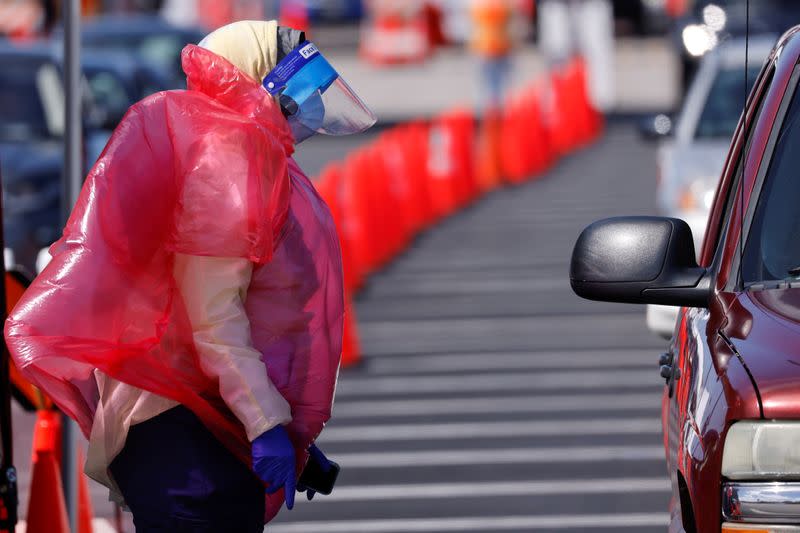 IMAGEN DE ARCHIVO. Un trabajador de la salud con traje protector en un sitio de vacunación en medio del brote de coronavirus en Inglewood, California, EEUU