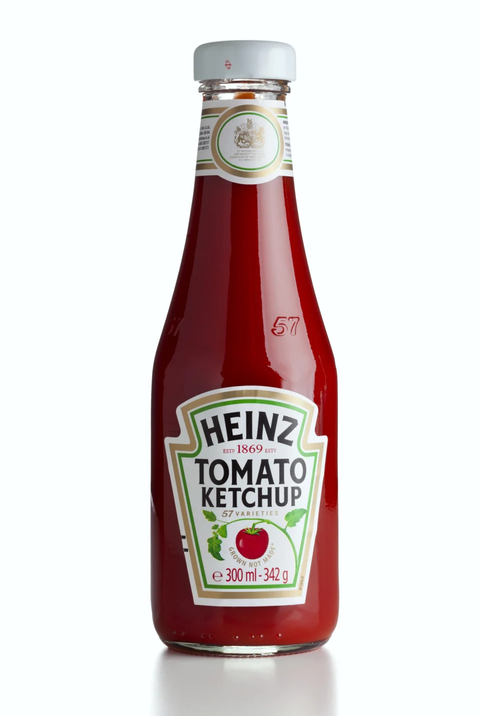 Una botella de 300 ml de salsa de tomate Heniz con las etiquetas del Reino Unido. La etiqueta en la parte superior, cerca de la tapa, es la que lleva el permiso el permiso de la reina Isabel II. (Getty Images)