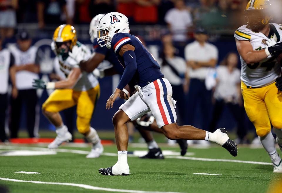 Will Jayden de Laura and the Arizona Wildcats beat the California Golden Bears in their Pac-12 college football game on Saturday? College football writers aren't counting on it.