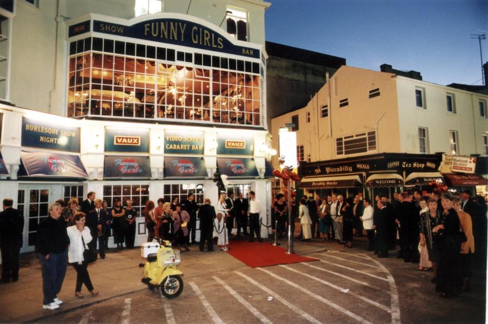 Crowd queue to the see the show back in 1999 (Photo: submit)