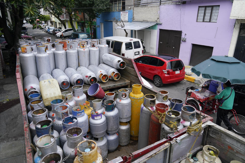 Cilindros vacíos de gas LP se apilan en un camión en la Ciudad de México, el miércoles 4 de agosto de 2021. (AP Foto/Eduardo Verdugo)