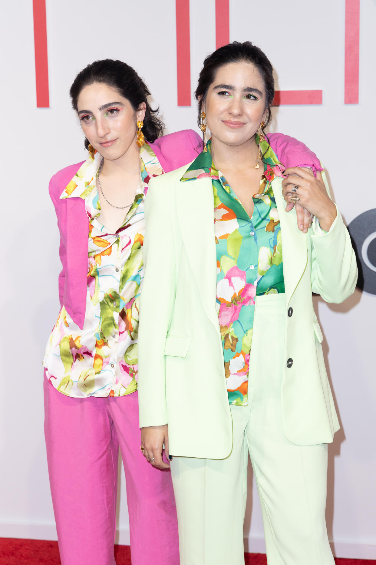 Emily Estefan y su novia Gemeny Hernández en el estreno de 